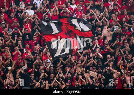 Dusseldorf, Allemagne. 24 juin 2024. Les supporters albanais de Düsseldorf Arena acclament lors du match de la phase de groupes de l'UEFA EURO 2024 entre l'Albanie et l'Espagne au Düsseldorf Arena le 24 juin 2024 à Dusseldorf, en Allemagne. (Photo par SPP) (Eurasia Sport images/SPP) crédit : SPP Sport Press photo. /Alamy Live News Banque D'Images