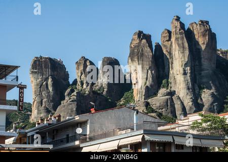 Kalambaka : vue sur les montagnes et les monastères des Météores depuis le centre-ville. Grèce. Banque D'Images