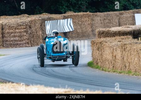 Voiture de course Bugatti type 35B 1927 gravissant la piste de montée de colline au Goodwood Festival of Speed 2024 Motorsport Event, Royaume-Uni Banque D'Images