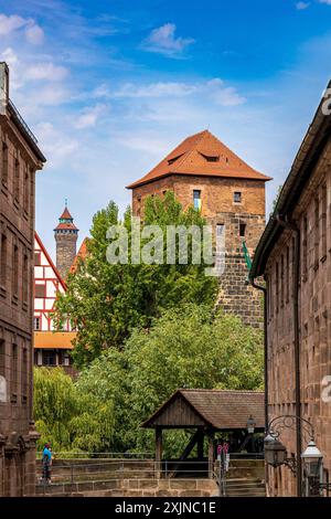 Nürnberger Altstadt Blick durch die Straße der Nürnberger Altstadt : Rechts das Umschlitthaus, in der Mitte der Eingang zum Henkersteg, dahinter der Turm des Weinstadels und im Hintergrund der Sinwellturm der Kaiserburg Nürnberg. Nürnberg Bayern Deutschland *** vieille ville de Nuremberg vue par la rue de la vieille ville de Nurembergs sur la droite l'Umschlitthaus, au milieu l'entrée du Henkersteg, derrière elle la tour de la Weinstadel et en arrière-plan la tour Sinwell du château impérial Nuremberg Nuremberg Bavière Allemagne 20220723-6V2A3718-HDR-1 Banque D'Images