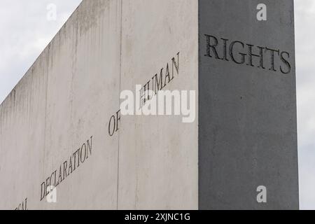 Staße der Menschenrechte Der Schriftzug Déclaration des droits de l'homme am Eingangstor zur Straße der Menschenrechte in Nürnberg Nürnberg Bayern Deutschland *** Rue des droits de l'homme signature de la Déclaration des droits de l'homme à l'entrée de la Rue des droits de l'homme à Nuremberg Nuremberg Bavière Allemagne 20220723-6V2A3730 Banque D'Images