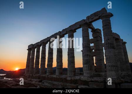 Cap Sounion : coucher de soleil au Temple de Poséidon. Grèce. Banque D'Images