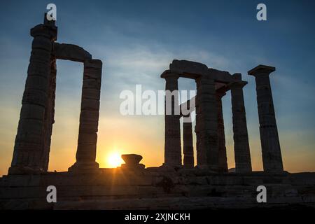 Cap Sounion : coucher de soleil au Temple de Poséidon. Grèce. Banque D'Images