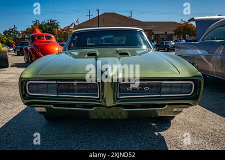 Gulfport, Mississippi - 1er octobre 2023 : vue avant en perspective d'un cabriolet GTO 1968 de Pontiac lors d'un salon automobile local. Banque D'Images