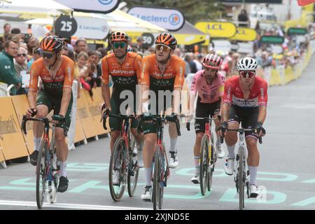 L'équipe Jayco Alula amène Dylan Groenewegen à l'arrivée après un Crash Tour de France 2024 Banque D'Images