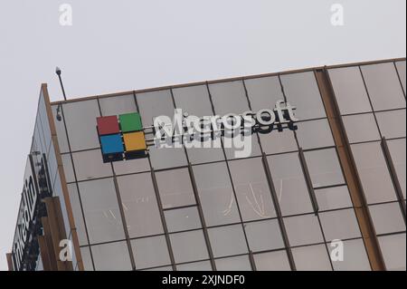 Gurugram, Haryana, Inde. 19 juillet 2024. Une signalisation de Microsoft peut être vue à l'extérieur de son immeuble de bureaux à Gurugram, dans la banlieue de New Delhi, en Inde, le 19 juillet 2024. Les compagnies aériennes, les entreprises et diverses institutions ont été touchées par la panne mondiale de Microsoft. Divers vols à travers le monde ont été annulés et les opérations de vol ont été affectées qui reposent sur Microsoft Systems. (Crédit image : © Kabir Jhangiani/ZUMA Press Wire) USAGE ÉDITORIAL SEULEMENT! Non destiné à UN USAGE commercial ! Banque D'Images