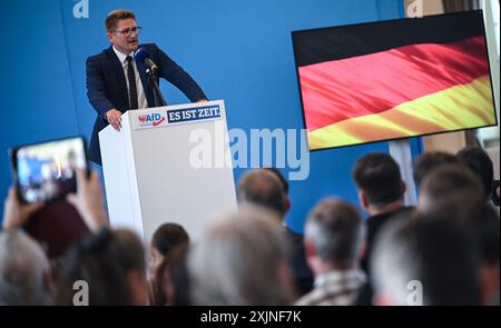 19 juillet 2024, Brandebourg, Werder (Havel) : René Springer, président de l'AFD Brandebourg, prend la parole lors de l'événement de lancement de l'AFD à Brandebourg pour les élections d'État. Photo : Britta Pedersen/dpa Banque D'Images