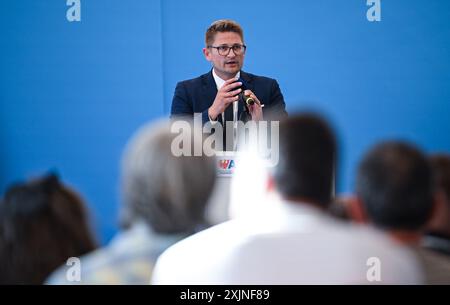 19 juillet 2024, Brandebourg, Werder (Havel) : René Springer, président de l'AFD Brandebourg, prend la parole lors de l'événement de lancement de l'AFD à Brandebourg pour les élections d'État. Photo : Britta Pedersen/dpa Banque D'Images