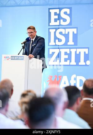 19 juillet 2024, Brandebourg, Werder (Havel) : René Springer, président de l'AFD Brandebourg, prend la parole lors de l'événement de lancement de l'AFD à Brandebourg pour les élections d'État. Photo : Britta Pedersen/dpa Banque D'Images