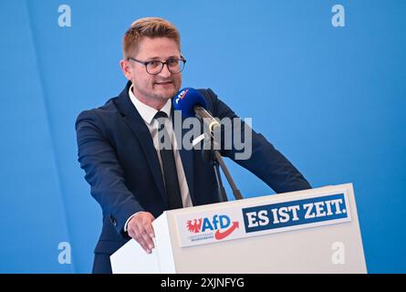 19 juillet 2024, Brandebourg, Werder (Havel) : René Springer, président de l'AFD Brandebourg, prend la parole lors de l'événement de lancement de l'AFD à Brandebourg pour les élections d'État. Photo : Britta Pedersen/dpa Banque D'Images