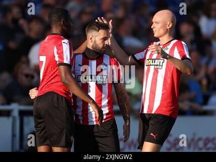 Adam Armstrong de Southampton (au centre) célèbre avoir marqué le premier but de son équipe lors du match amical d'avant-saison au Silverlake Stadium, à Eastleigh. Date de la photo : vendredi 19 juillet 2024. Banque D'Images