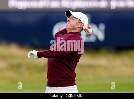 L'Irlandais du Nord, Rory McIlroy, lance sa balle lors de la deuxième journée de l'Open à Royal Troon, South Ayrshire, Écosse. Date de la photo : vendredi 19 juillet 2024. Banque D'Images