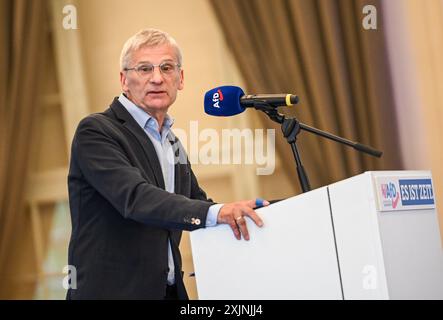 19 juillet 2024, Brandebourg, Werder (Havel) : Hans-Christoph Berndt, premier candidat pour les élections d'État dans le Brandebourg, prend la parole lors de l'événement de lancement de l'AFD pour les élections d'État dans le Brandebourg. Photo : Britta Pedersen/dpa Banque D'Images