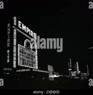 1958, historique, The Empire Cinema à Leicester Square, Londres, Angleterre, Royaume-Uni montrant le film de la MGM The Decks Ran Red, avec James Mason, Dorothy Dandridge et Broderick Crawford. Construit en 1884 en tant que théâtre de variétés, l'Empire a été acquis en 1925 par Metro-Goldwyn-Mayer et reconstruit en tant que cinéma pour montrer des films. Banque D'Images