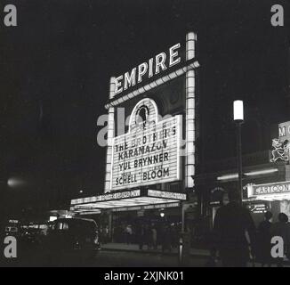 1958, historique, extérieur du cinéma Empire, Leicester Square, Londres, Angleterre, Royaume-Uni, où le film, les Frères Karamazov avec Yul Brynner, Maria Schelll & Claire Bloom, présenté par MGM dans Metrocolor, est projeté. Construit en 1884 en tant que théâtre de variétés, il a été acquis en 1925 par Metro-Goldwyn-Mayer et reconstruit en tant que cinéma pour montrer des films. Banque D'Images