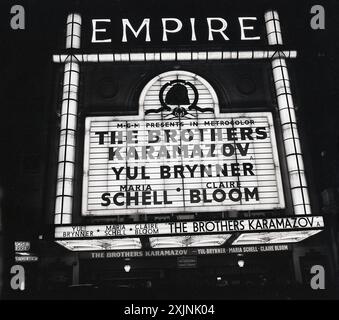 1958, historique, extérieur du cinéma Empire, Leicester Square, Londres, Angleterre, Royaume-Uni, où le film, les Frères Karamazov avec Yul Brynner, Maria Schelll & Claire Bloom, présenté par MGM dans Metrocolor, est projeté. Construit en 1884 en tant que théâtre de variétés, l'Empire a été acquis en 1925 par Metro-Goldwyn-Mayer et reconstruit en tant que cinéma pour montrer des films. Banque D'Images