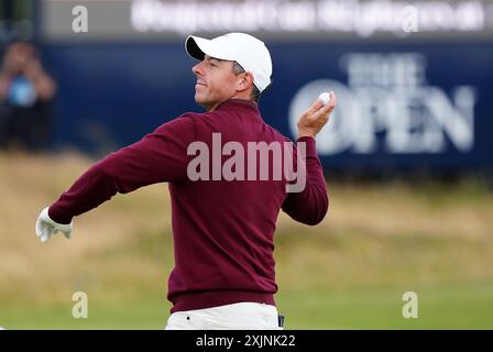 L'Irlandais du Nord, Rory McIlroy, lance sa balle lors de la deuxième journée de l'Open à Royal Troon, South Ayrshire, Écosse. Date de la photo : vendredi 19 juillet 2024. Banque D'Images