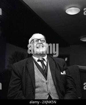 Années 1960, historique, à l'intérieur d'une maison de vieux peuples, portrait d'un homme âgé du nord, portant une veste de sport, chemise et cravate, plus deux cardigans, souriant, une vie bien vécue, Angleterre, Royaume-Uni. Fin des années 70, début des années 80. Banque D'Images