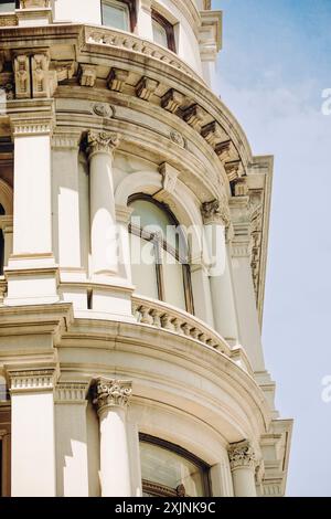 Une caractéristique architecturale détaillée d'un bâtiment classique, présentant des colonnes ornées et des pierres complexes à Philadelphie, Pennsylvanie, le 19 juillet, Banque D'Images