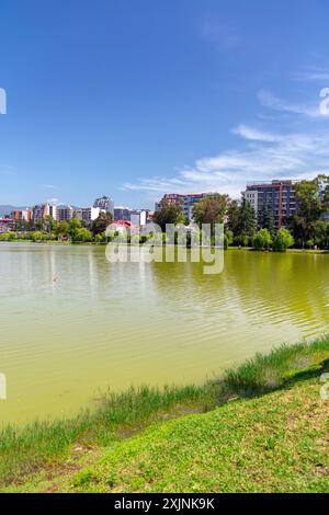 Le lac Nuri est un lac naturel entouré d'un parc urbain clairsemé à Batoumi, Adjara, Géorgie. Banque D'Images