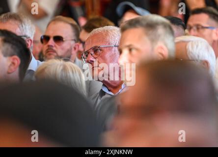 19 juillet 2024, Brandebourg, Werder (Havel) : Peter Kurth (M), ancien sénateur berlinois pour les Finances, lors de l'événement de lancement de l'AFD pour les élections d'État dans le Brandebourg. Photo : Britta Pedersen/dpa Banque D'Images