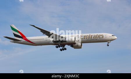 Ein Flugzeug der Fluggesellschaft Emirates, Boeing 777-31H/er, Kennung A6-Epp im Landeanflug auf den Flughafen Frankfurt A.M. Flughafen Frankfurt A.M. AM 19.07.2024 in Frankfurt A.M./Deutschland. *** An Emirates Airline Aircraft, Boeing 777 31H er, enregistrement A6 PPE à l'approche de Francfort Aéroport a M Francfort Aéroport a M Francfort Aéroport a M Francfort a M le 19 07 2024 à Francfort a M Allemagne Banque D'Images