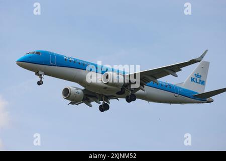 Ein Flugzeug der Fluggesellschaft KLM Cityhopper, Embraer 190STD ERJ-190-100STD, Kennung pH-EZO im Landeanflug auf den Flughafen Frankfurt A.M. Flughafen Frankfurt A.M. AM 19.07.2024 in Frankfurt A.M./Deutschland. *** Un avion de la compagnie aérienne KLM Cityhopper Embraer 190STD ERJ 190 100STD , immatriculation pH EZO à l'approche de l'aéroport de Francfort a M Aéroport de Francfort a M le 19 07 2024 à Francfort a M Allemagne Banque D'Images