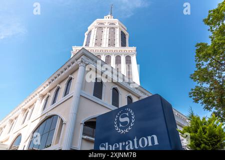 Batoumi, Géorgie - 14 JUIN 2024 : vue extérieure de l'hôtel Sheraton sur l'avenue Rustaveli dans la ville de Batoumi, Adjara, Géorgie. Banque D'Images