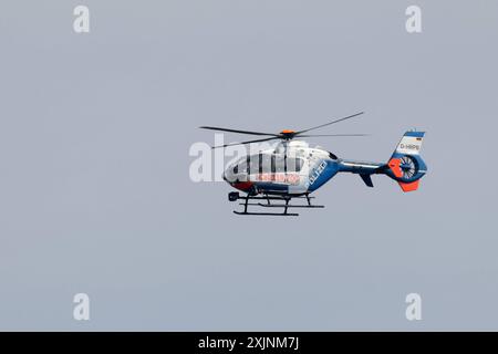 Ein Hubschrauber der Polizei, Airbus Helicopters EC-135P-2, Kennung d-HRPB fliegt ueber über den Flughafen Frankfurt am Flughafen Frankfurt am 19.07.2024 in Frankfurt am/Deutschland. *** Un hélicoptère de police, Airbus Helicopters EC 135P 2 , immatriculation d HRPB survole Frankfurt a M Airport Frankfurt a M Airport le 19 07 2024 à Frankfurt a M Germany Banque D'Images