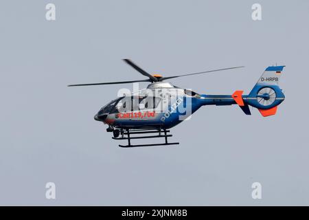 Ein Hubschrauber der Polizei, Airbus Helicopters EC-135P-2, Kennung d-HRPB fliegt ueber über den Flughafen Frankfurt am Flughafen Frankfurt am 19.07.2024 in Frankfurt am/Deutschland. *** Un hélicoptère de police, Airbus Helicopters EC 135P 2 , immatriculation d HRPB survole Frankfurt a M Airport Frankfurt a M Airport le 19 07 2024 à Frankfurt a M Germany Banque D'Images