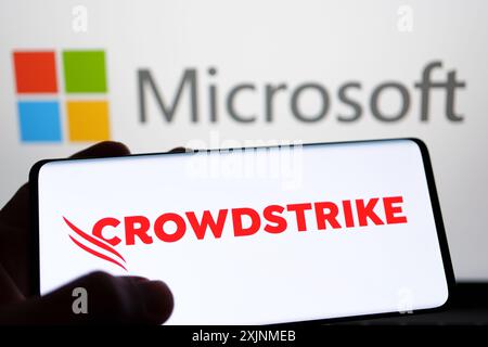 CrowdStrike et logo Microsoft vu sur l'écran du smartphone et de l'ordinateur portable. Entreprise de cybersécurité derrière la panne INFORMATIQUE mondiale. Stafford, Royaume-Uni, J Banque D'Images