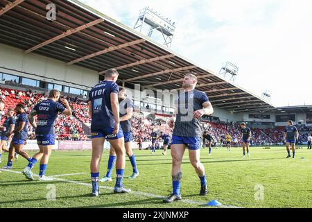 St Helens, Royaume-Uni. 19 juillet 2024. Joueurs des Warrington Wolves lors de l'échauffement avant le match de la Betfred Super League Round 18 St Helens vs Warrington Wolves au Totally Wicked Stadium, St Helens, Royaume-Uni, le 19 juillet 2024 (photo par Gareth Evans/News images) à St Helens, Royaume-Uni le 19/07/2024. (Photo de Gareth Evans/News images/SIPA USA) crédit : SIPA USA/Alamy Live News Banque D'Images