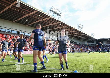 St Helens, Royaume-Uni. 19 juillet 2024. Joueurs des Warrington Wolves lors de l'échauffement avant le match de la Betfred Super League Round 18 St Helens vs Warrington Wolves au Totally Wicked Stadium, St Helens, Royaume-Uni, le 19 juillet 2024 (photo par Gareth Evans/News images) à St Helens, Royaume-Uni le 19/07/2024. (Photo de Gareth Evans/News images/SIPA USA) crédit : SIPA USA/Alamy Live News Banque D'Images