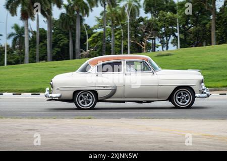 LA HAVANE, CUBA - 28 AOÛT 2023 : Bright Chevrolet Belair 1953 car à la Havane, Cuba, effet de flou de mouvement Banque D'Images