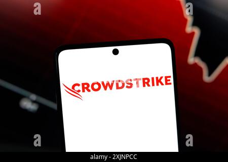 Paraguay. 19 juillet 2024. Dans cette illustration photo, le logo CrowdStrike Holdings, Inc est affiché sur l'écran d'un smartphone. (Photo de Jaque Silva/SOPA images/SIPA USA) *** strictement à des fins éditoriales *** crédit : SIPA USA/Alamy Live News Banque D'Images