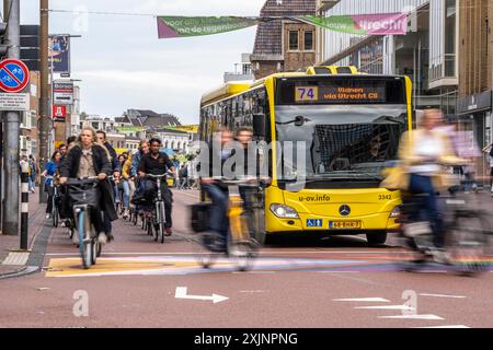 Piste cyclable centrale sur la Lange Viestraat, dans le centre-ville d'Utrecht, les voies pour les piétons, les cyclistes et les voitures sont séparés, trafic lourd, Nethe Banque D'Images