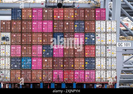 Conteneurs empilés sur un cargo, port maritime de Rotterdam, port en haute mer Maasvlakte 2, pays-Bas, Banque D'Images