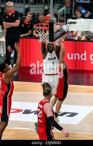 Isaac Bonga (Deutschland, #0) beim Dunk GER, Deutschland vs Japan, Basketball, Herren Laenderspiel, 19.07.2024 Foto : Eibner-Pressefoto/Max Vincen Banque D'Images