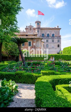 ROME, ITALIE - MAI 2018 : la Villa magistrale des Chevaliers de Malte sur la colline de l'Aventin à Rome, Italie, en mai 2018. Banque D'Images