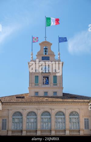 ROME, ITALIE - MAI 2018 : vue de la tour de l'horloge au Palais du Quirinal, siège du Président de la République italienne, à Rome, Italie en mai 2018. Banque D'Images