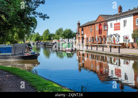 Canal Nearwboat quittant le canal Coventry à Fradley Junction Staffordshire, pour rejoindre le canal Trent et Mersey par la maison publique Swan inn Banque D'Images