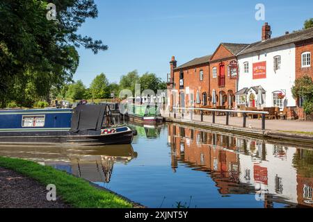 Canal Nearwboat quittant le canal Coventry à Fradley Junction Staffordshire, pour rejoindre le canal Trent et Mersey par la maison publique Swan inn Banque D'Images