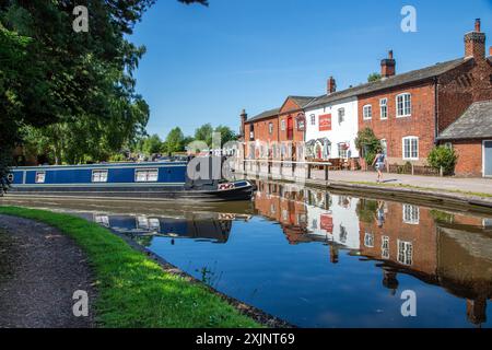 Canal Nearwboat quittant le canal Coventry à Fradley Junction Staffordshire, pour rejoindre le canal Trent et Mersey par la maison publique Swan inn Banque D'Images