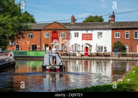 Canal Nearwboat quittant le canal Coventry à Fradley Junction Staffordshire, pour rejoindre le canal Trent et Mersey par la maison publique Swan inn Banque D'Images