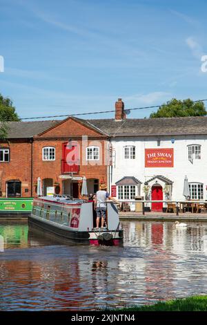 Canal Nearwboat quittant le canal Coventry à Fradley Junction Staffordshire, pour rejoindre le canal Trent et Mersey par la maison publique Swan inn Banque D'Images