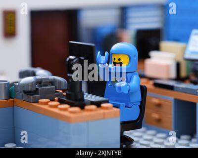 Tambov, Fédération de Russie - 11 juillet 2024 figurine astronaute Lego Benny travaillant derrière un ordinateur dans un bureau Banque D'Images