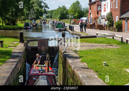 Ancien perche de bateau étroit de canal en cours passant par les écluses de Fradley Junction Staffordshire sur le canal Trent et Mersey Banque D'Images