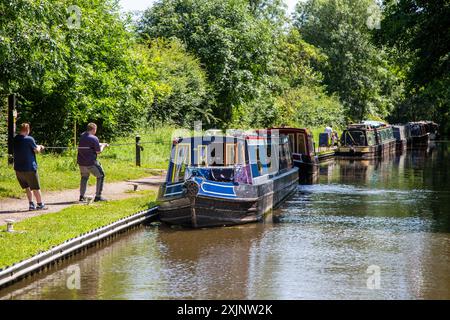 Des bateaux étroits amarrés sur le canal de Coventry approchant de Fradley Junction Staffordshire Banque D'Images