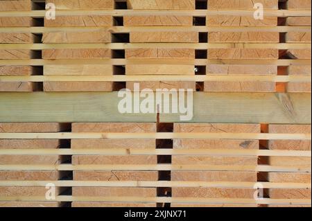 Une pile de planches de bois séchant en été. Banque D'Images