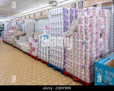 Italie - 19 juillet 2024 : rouleaux de papier toilette en paquets empilés sur des palettes à vendre dans un magasin discount italien Banque D'Images